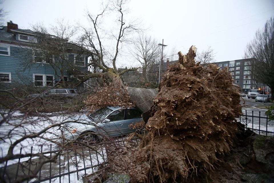 Scattered power outages pick up around Oregon as storm sets in