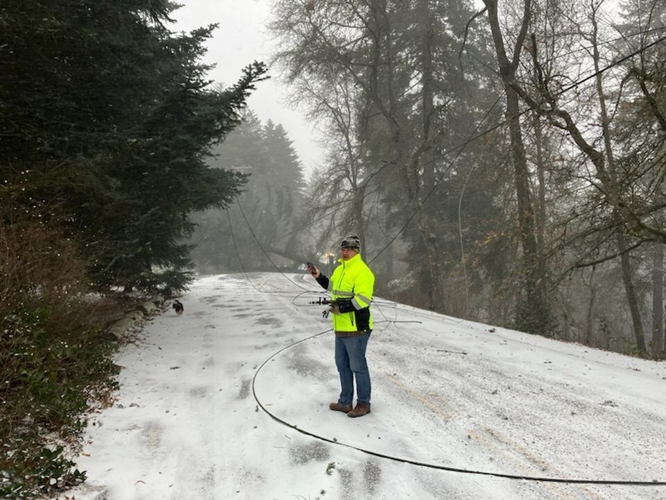 Scattered power outages pick up around Oregon as storm sets in