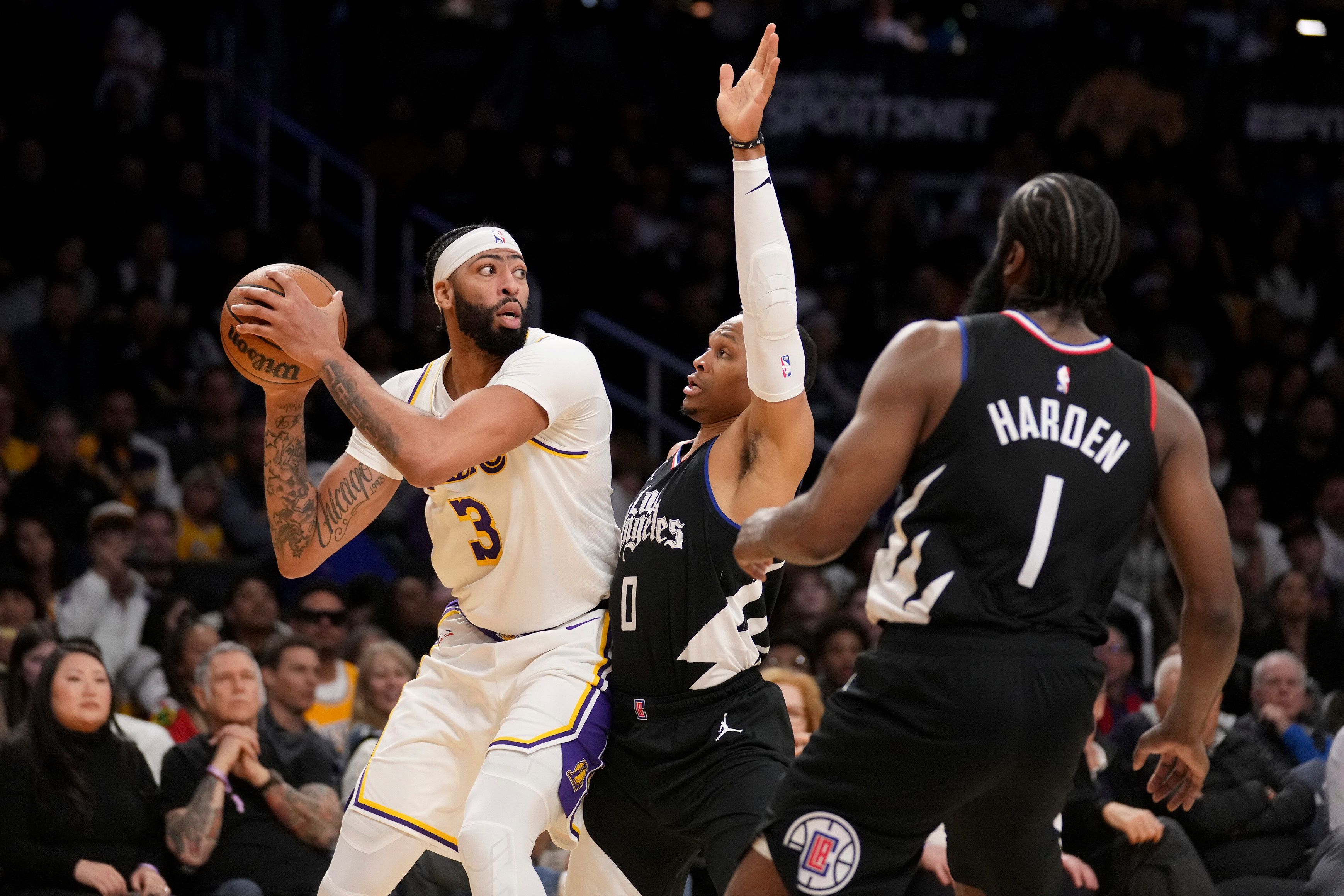 LeBron James scores 25 points Lakers hold off Clippers 106 103 to