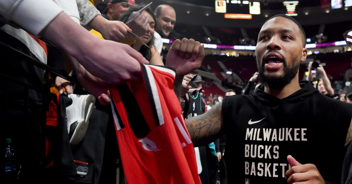 Damian Lillard cheered in his return to Portland after offseason trade to the Bucks