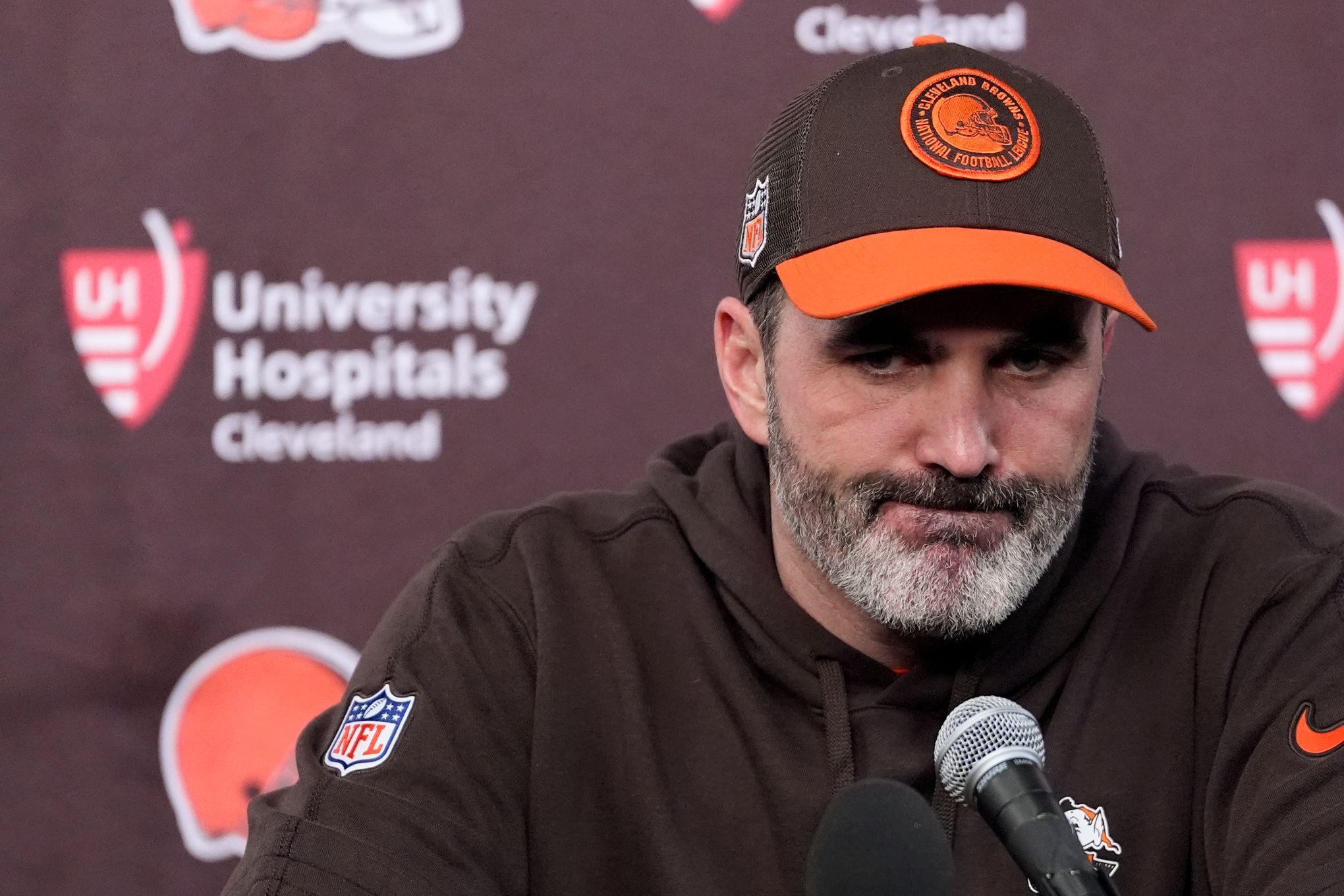 Browns coach Stefanski shakes up offensive staff, coordinator Alex Van Pelt, 2 other assistants gone | The Seattle Times