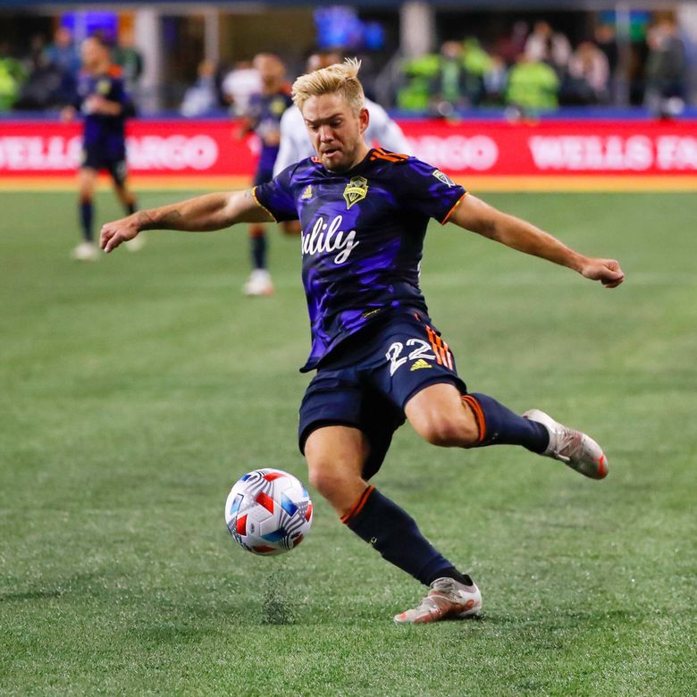 Seattle Sounders FC midfielder Kelyn Rowe crosses the ball during the second half against Los Angeles Galaxy in Seattle. (Jennifer Buchanan / The Seattle Times, 2021)