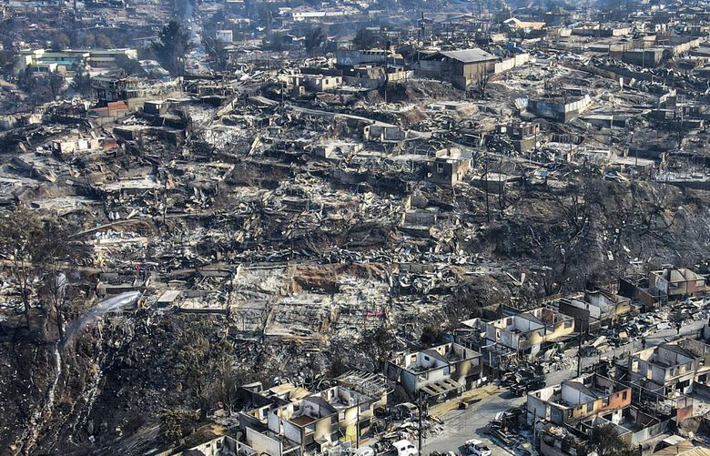 Una vista de los barrios quemados durante los incendios forestales en Viña del Mar, Chile, el lunes 5 de febrero de 2024. Las áreas alrededor de Viña del Mar estuvieron entre las más afectadas por los incendios que estallaron en el centro de Chile hace tres días, matando a personas.  Para más de cien personas.  (Foto AP/Esteban Félix)