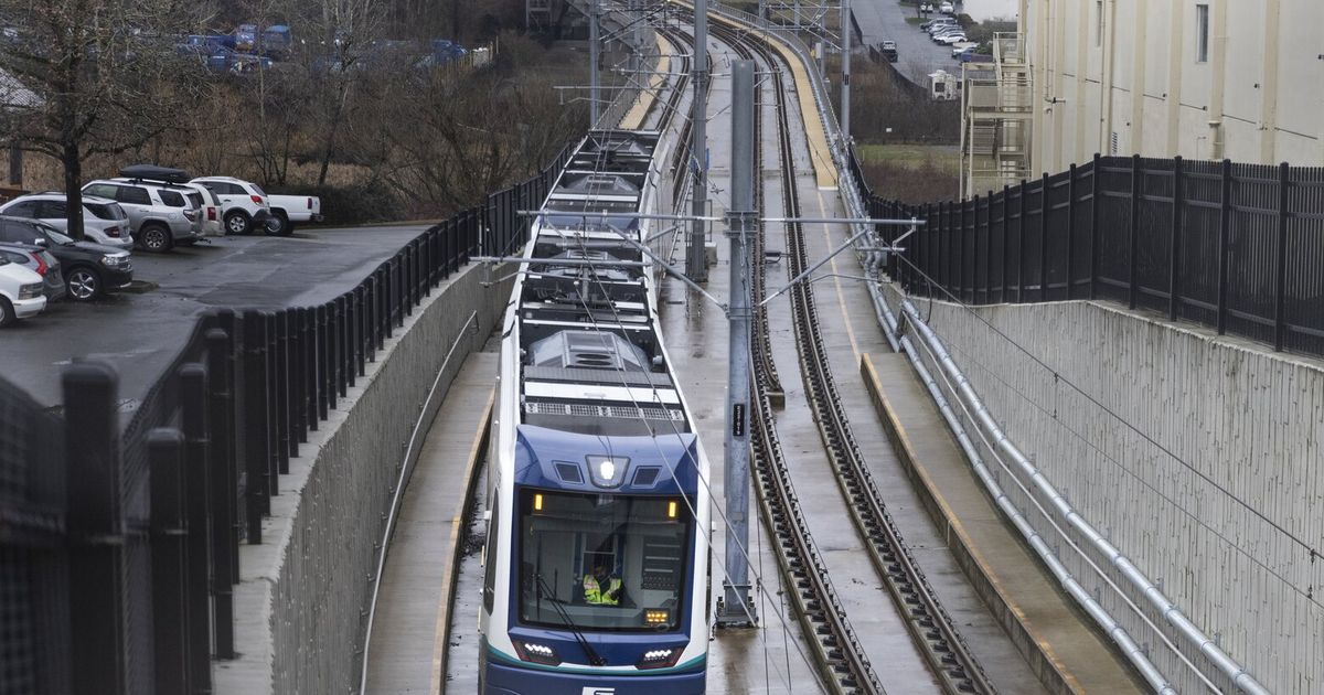 训练中的列车：Sound Transit加速未来东区轻轨路线的建设
