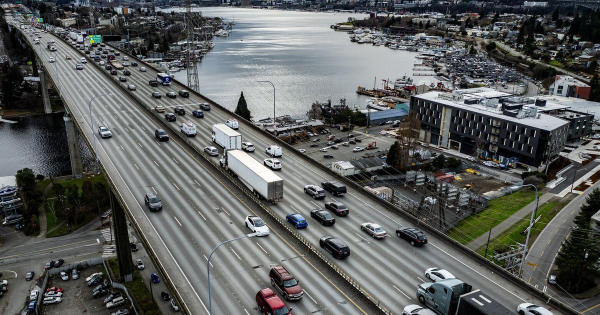 西雅图濒临崩溃的运河大桥道路，填补坑洞的工作从未停歇