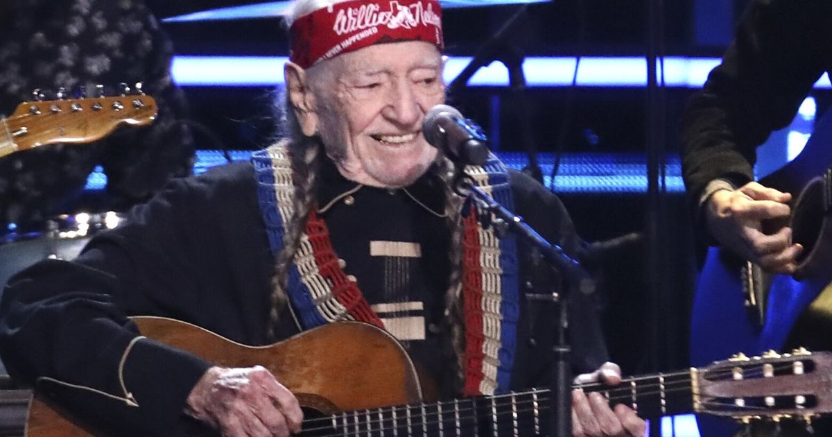 Willie Nelson, Bob Dylan announce two WA stops on summer tour