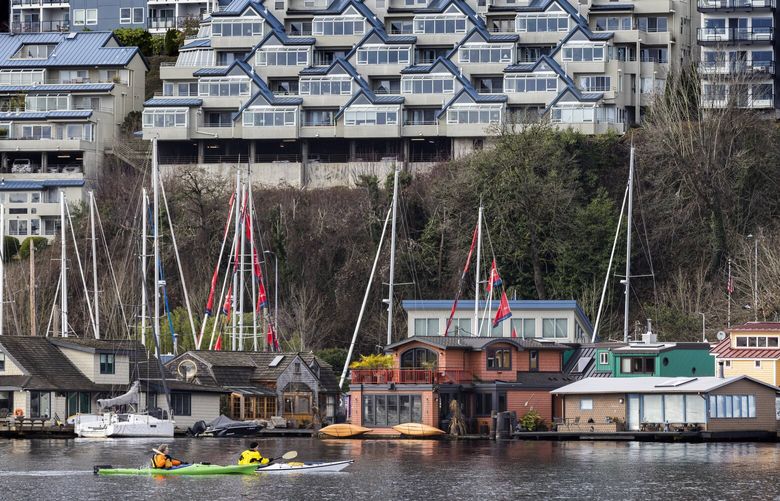 Under sunny skies, kayakers cruise past houseboats and homes in Seattle’s Queen Anne neighborhood on Lake Union Saturday, February 17, 2024.  After a wet beginning to the week, sunny skies returned on Thursday, February 22.  The sunshine is expected to last through Friday, cloudy skies return on Saturday and there is a 65% chance of rain on Sunday. 226234