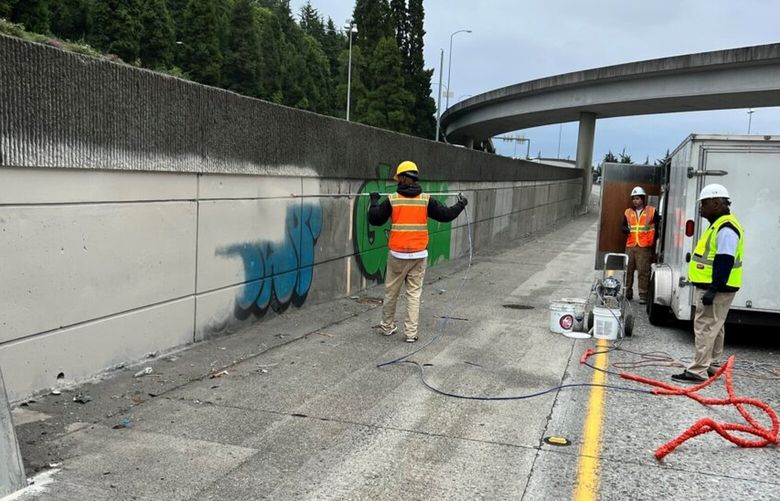 When WSDOT has projects that require lane closures, we also work with our contractors to cover up graffiti, like they’re doing here on the 2021-2022 project on southbound I-5 from I-90 to Spokane Street in Seattle.