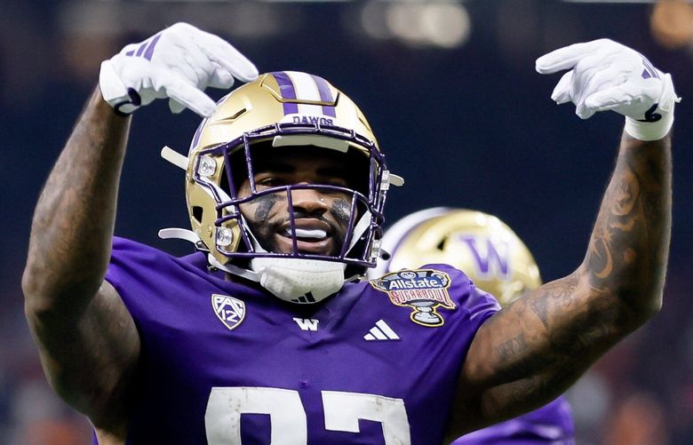 Washington Huskies tight end Devin Culp signs horns down after a touchdown during the second quarter of the Sugar Bowl Monday, Jan. 1, 2024 in New Orleans. 225854