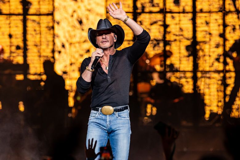 Tim McGraw walks a packed Climate Pledge Arena down memory lane | The  Seattle Times