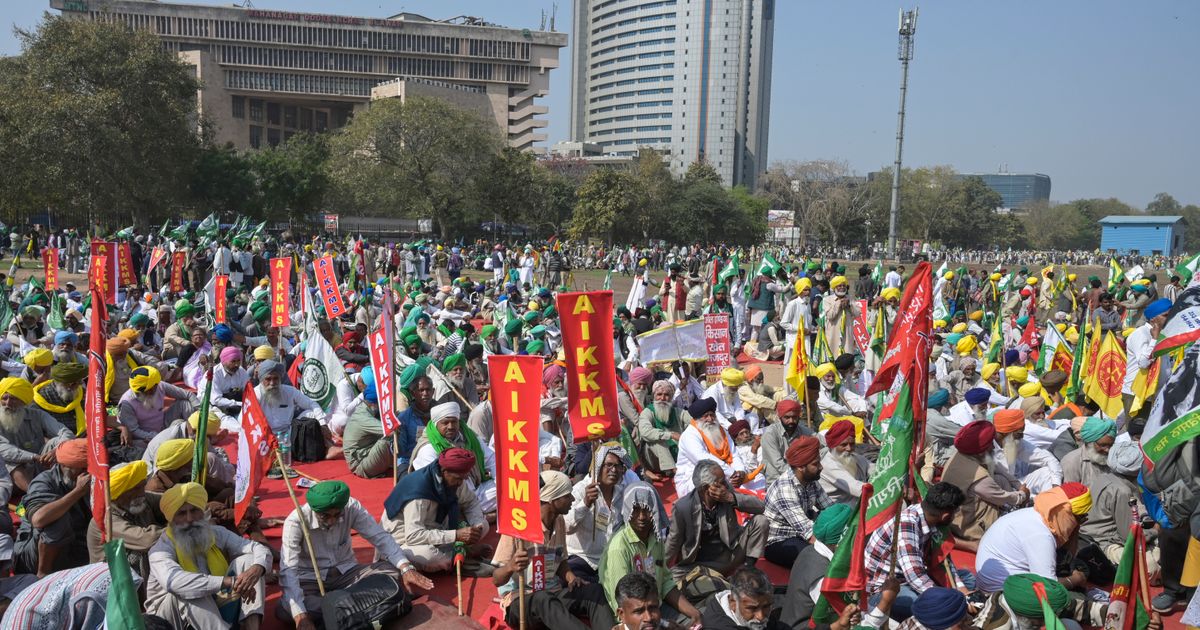 Thousands of Indian farmers protest in New Delhi demanding a law ...