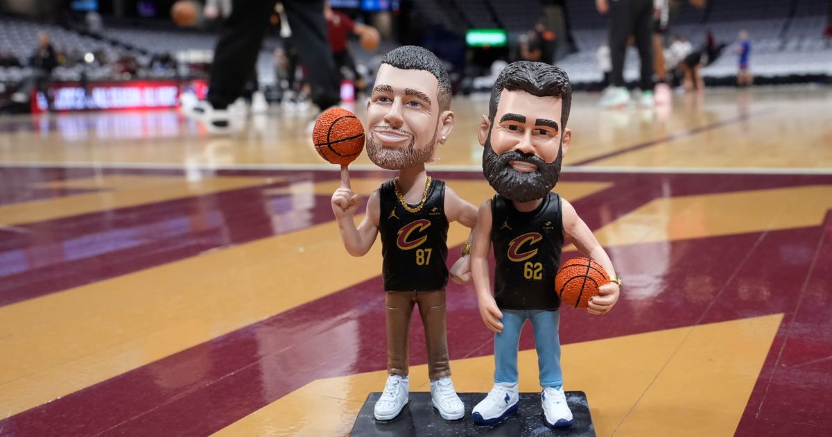 Brothers Travis and Jason Kelce honored with bobblehead giveaway at