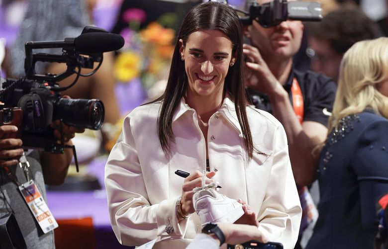 CORRECTS TO CAITLIN CLARK NOT CAITLYN CLARK – Iowa’s Caitlin Clark gives autographs before the WNBA basketball draft, Monday, April 15, 2024, in New York. (AP Photo/Adam Hunger) NYJJ137 NYJJ137