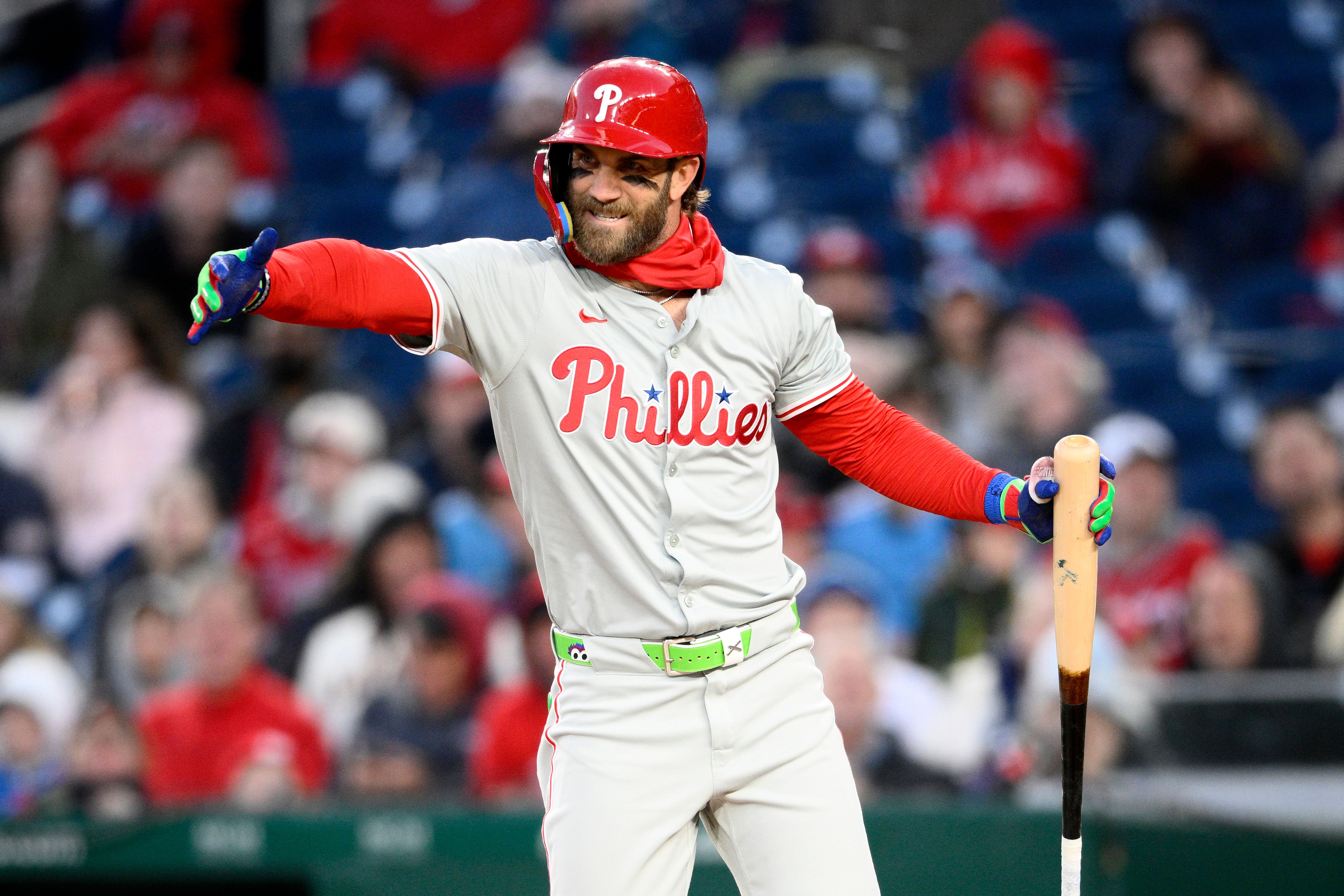 Bryce Harper hears boos at Nationals Park. His three hits help the