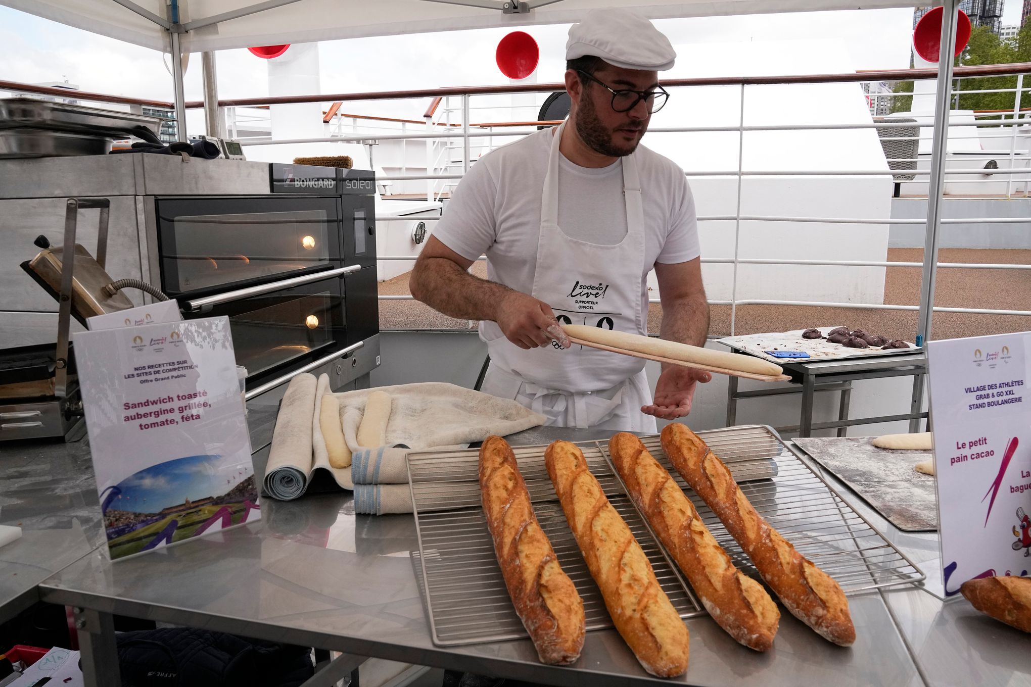 Paris Olympic athletes will feast on freshly baked bread, select cheeses  and plenty of veggies | The Seattle Times