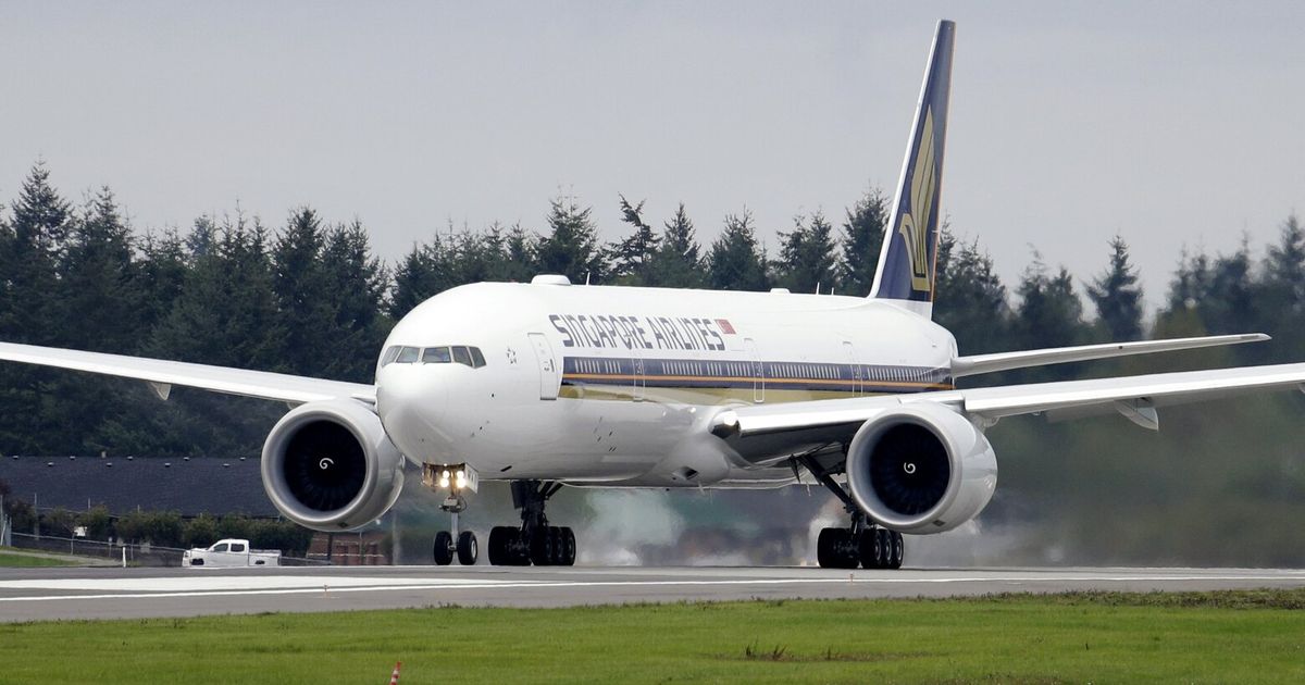 1 dead, others injured after London-Singapore flight hit severe turbulence, Singapore Airlines says