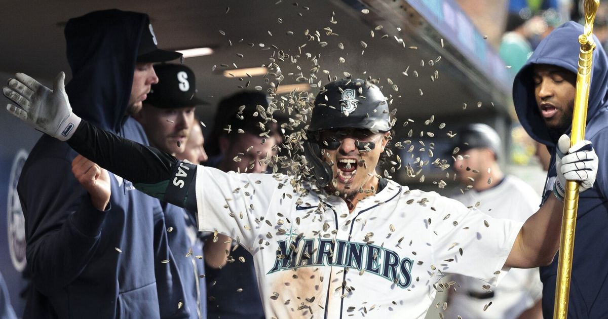 Mariners race to big lead, hold on for 7-5 victory over Rangers