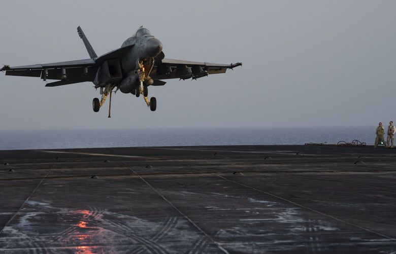 Un avión de combate aterriza en el USS Dwight D. Eisenhower en el Mar Rojo el martes 11 de junio de 2024. El USS Dwight D. Eisenhower puede ser uno de los portaaviones más antiguos de la Armada de los EE. UU., pero sigue luchando, a pesar de las repetidas mentiras. afirmaciones de los rebeldes hutíes de Yemen.  (Foto AP/Bernat Armangue) BA105 BA105