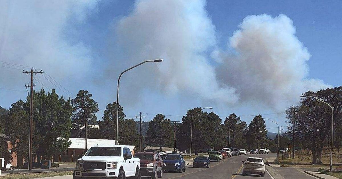 At least 1 dead in New Mexico wildfire that forced thousands to flee ...