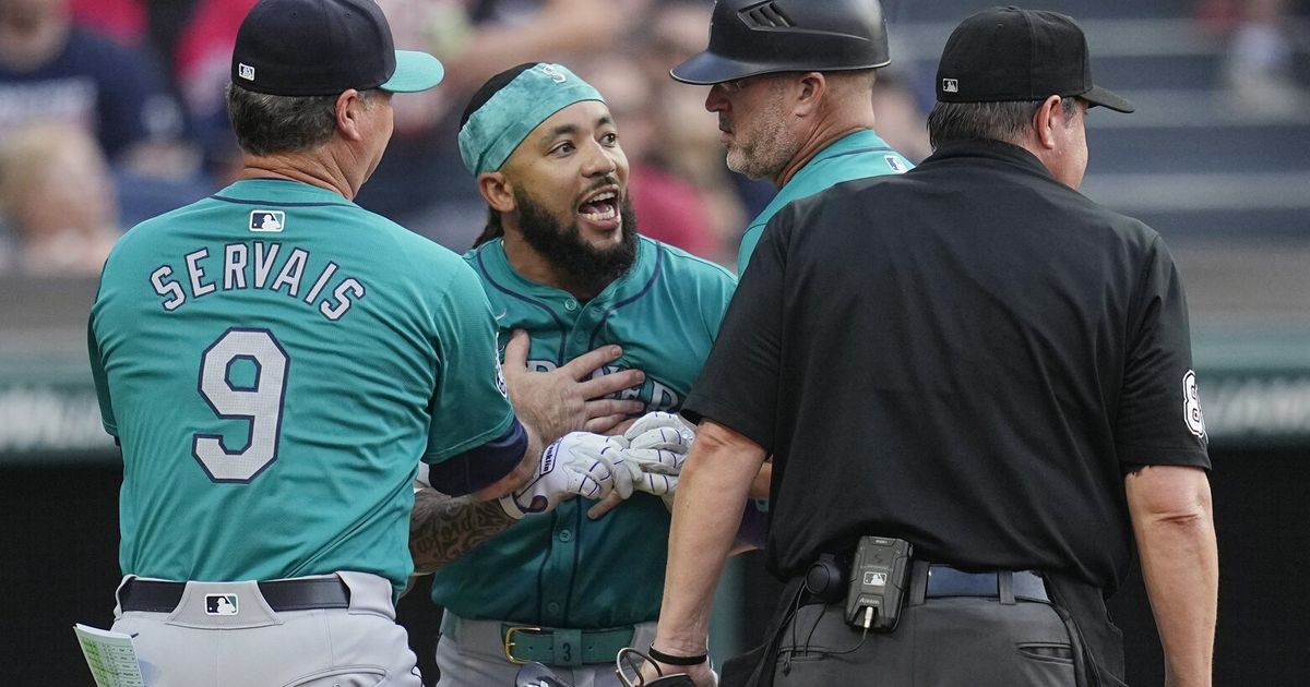 J.P. Crawford, Scott Servais ejected as frustrated Mariners fall 8-0 in Cleveland