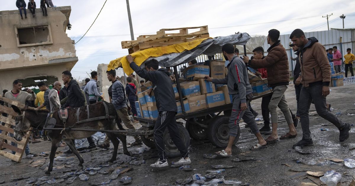 Israel’s pledge to guard an aid route into Gaza falls flat as lawlessness blocks distribution Israel’s pledge to guard an aid route into Gaza falls flat as lawlessness blocks distribution