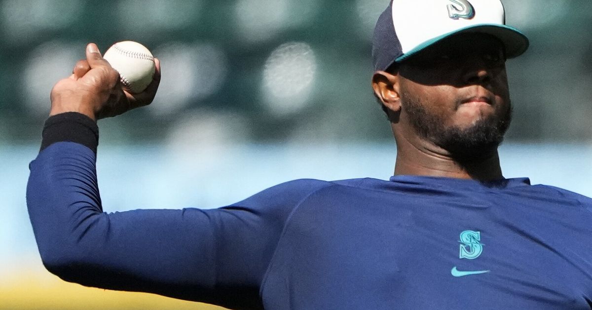 Gregory Santos leaves Mariners teammates in awe after live BP session