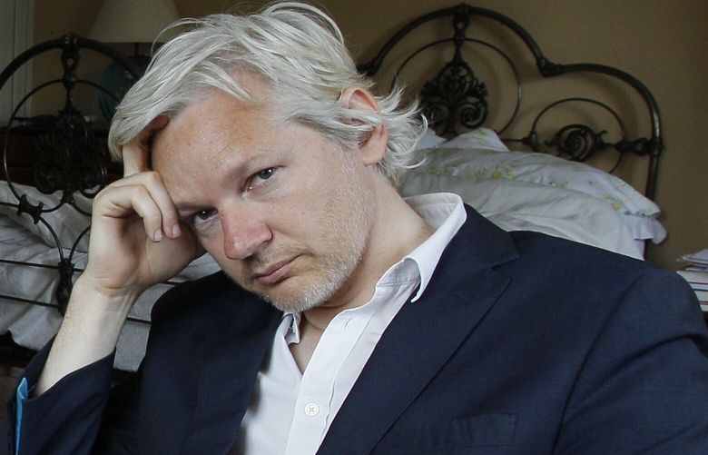 ARCHIVO – El fundador de WikiLeaks, Julian Assange, es visto con su etiqueta de seguridad en el tobillo en la casa donde debe permanecer, cerca de Bungay, Inglaterra, el miércoles 15 de junio de 2011. Assange se declarará culpable de un cargo de delito grave en un acuerdo con la Justicia de Estados Unidos. Departamento que lo liberará de prisión y resolverá una larga saga legal sobre la publicación de un tesoro de documentos clasificados.  (Foto AP/Kirsty Wigglesworth, Archivo) JAA102 JAA102