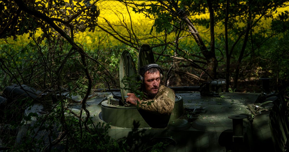 Ukraine employs a flexible defense while waiting for new Western ammo to get to the front