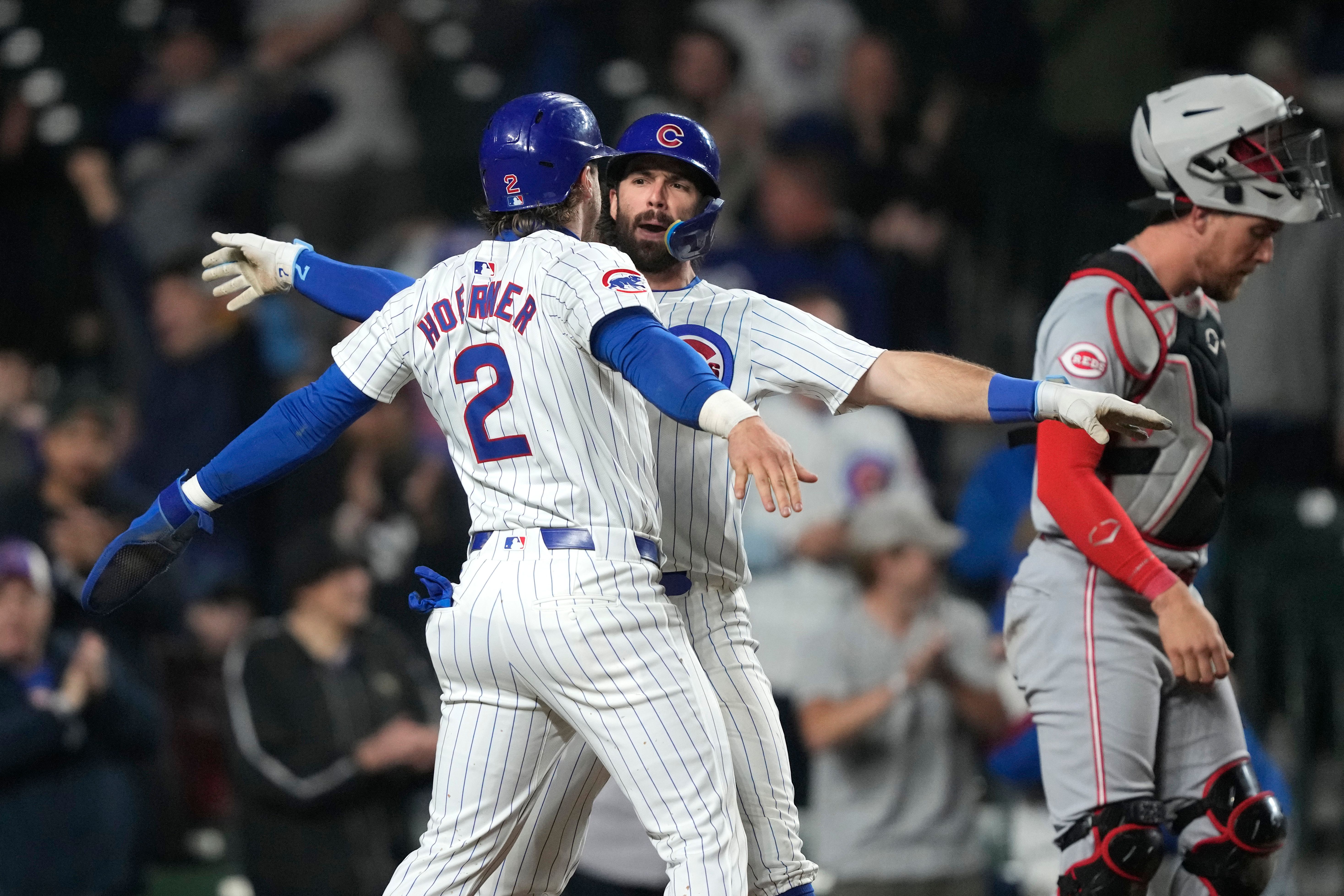 Swanson's tiebreaking 2-run homer, Suzuki's grand slam lift Cubs