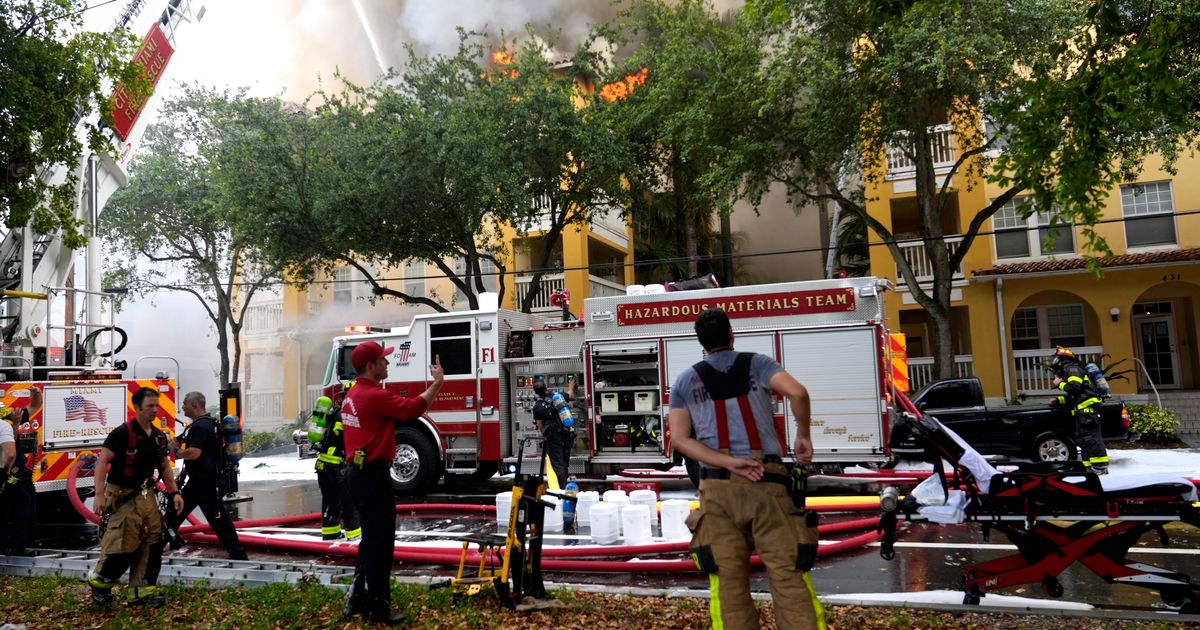 Massive fire at 4-story Miami apartment building displaces at least 40 ...