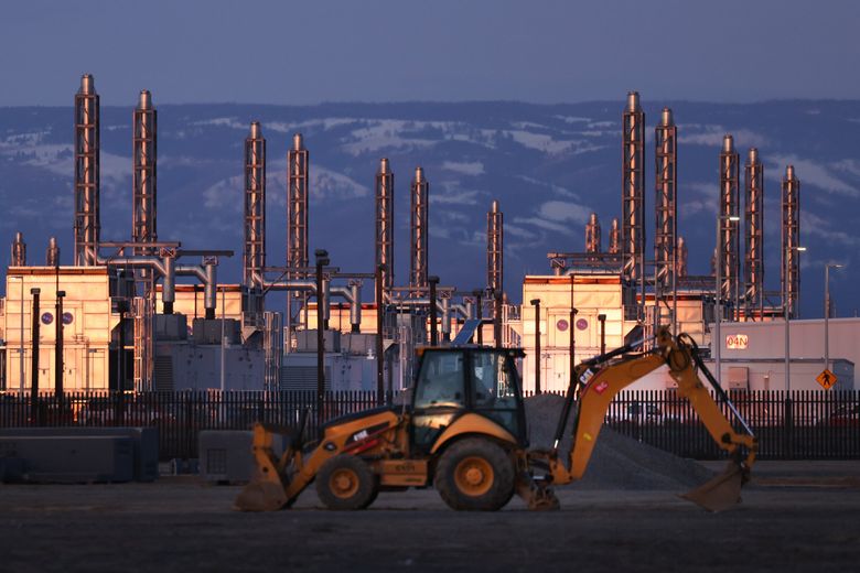 A backhou found in the empty plot next to the Microsoft Data Center of Quincy Port Industrial Way. (KAREN DUCEY / THE SEATTLE TIMES, 2024)