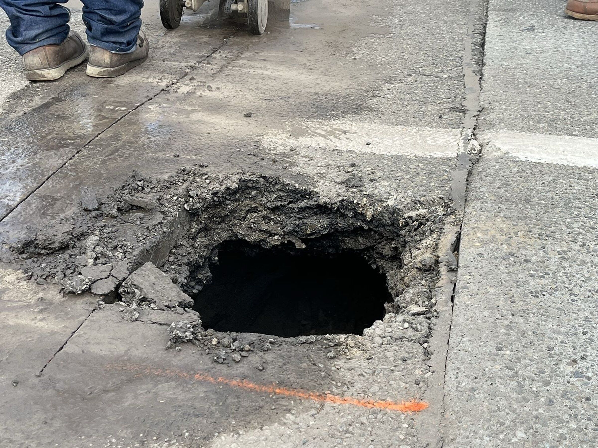 Sinkhole ‪ Makeshift tunnel causes a sinkhole on Highway 529 in Everett