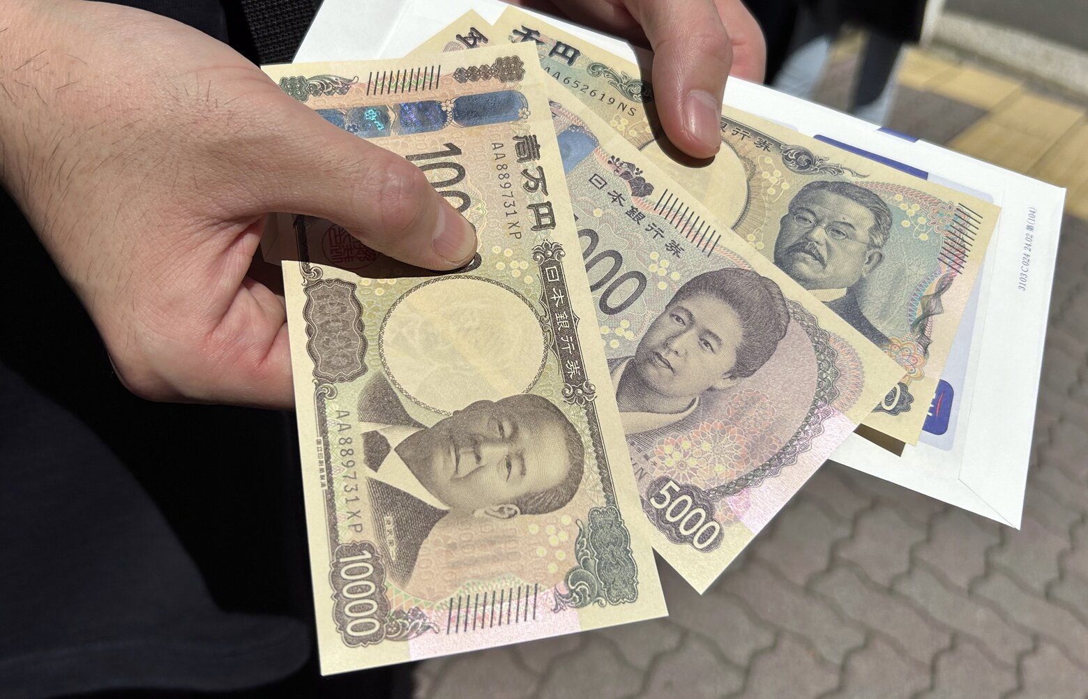 Japan issues new yen banknotes packed with 3D hologram technology to fight  counterfeiting | The Seattle Times