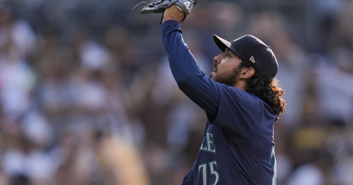 Andres Muñoz escapes jam, Mariners hold off Padres to complete sweep