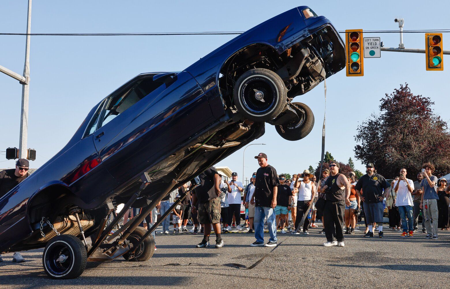 洋書 LOW RIDER AUTOS LOW RIDER Low riders get close to the ground, and up in the air, in White
