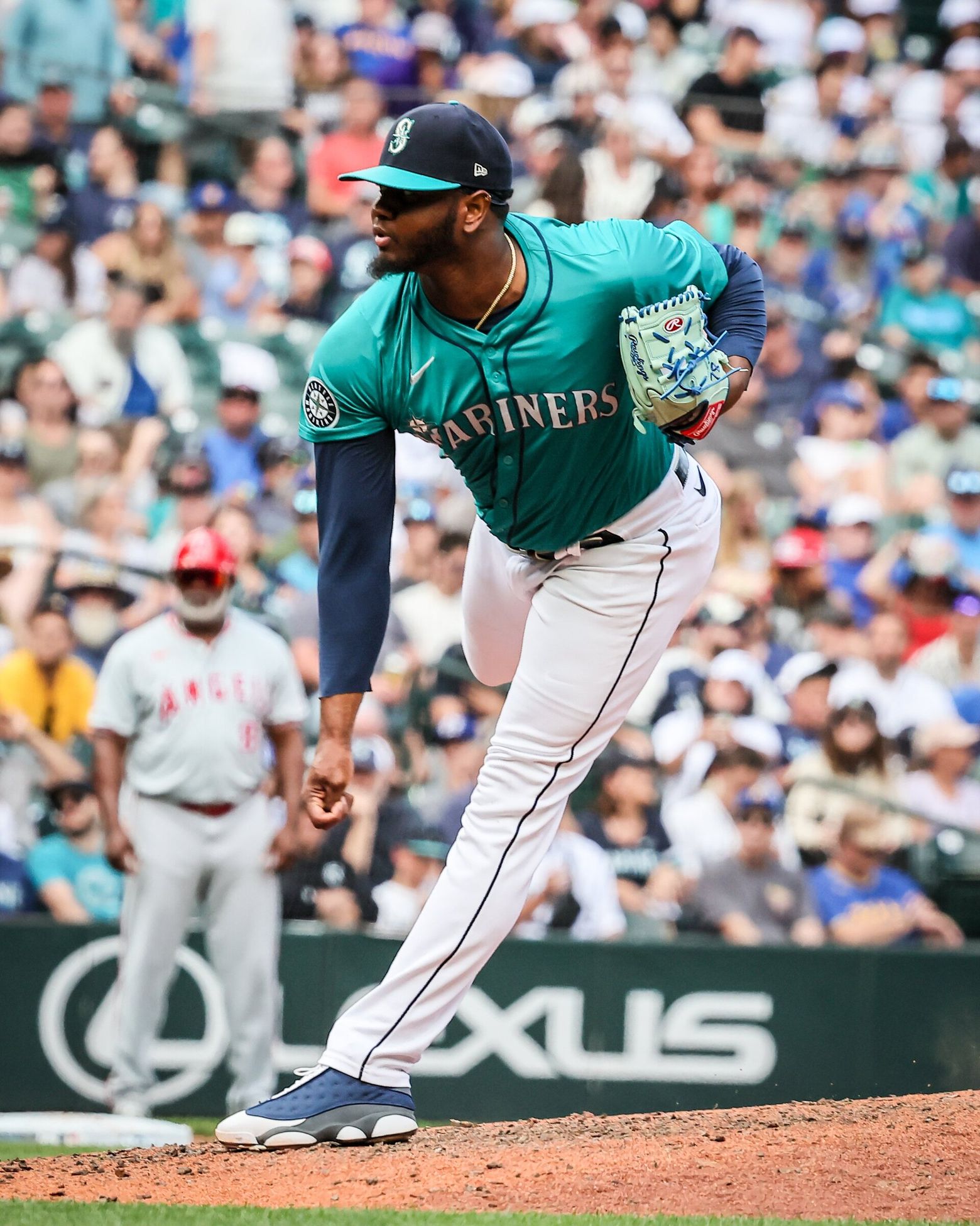 Gregory Santos leaves Mariners game early with knee injury | The Seattle  Times