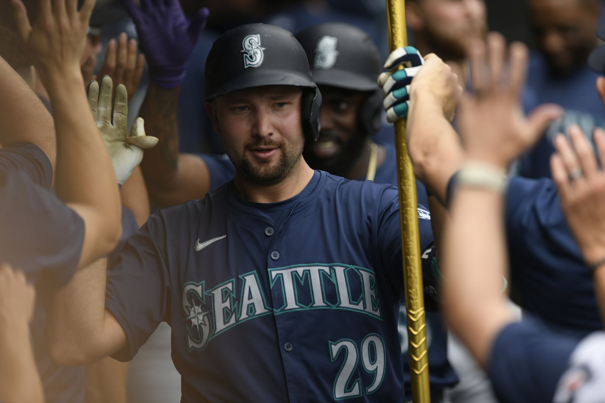 Cal Raleigh homers, Mariners sweep White Sox to move into tie atop AL West  | The Seattle Times