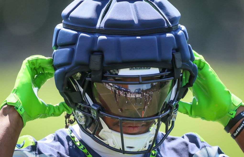 big padded football helmets SCHUTT VENGEANCE ask your coaching staff Why Seahawks are wearing padded