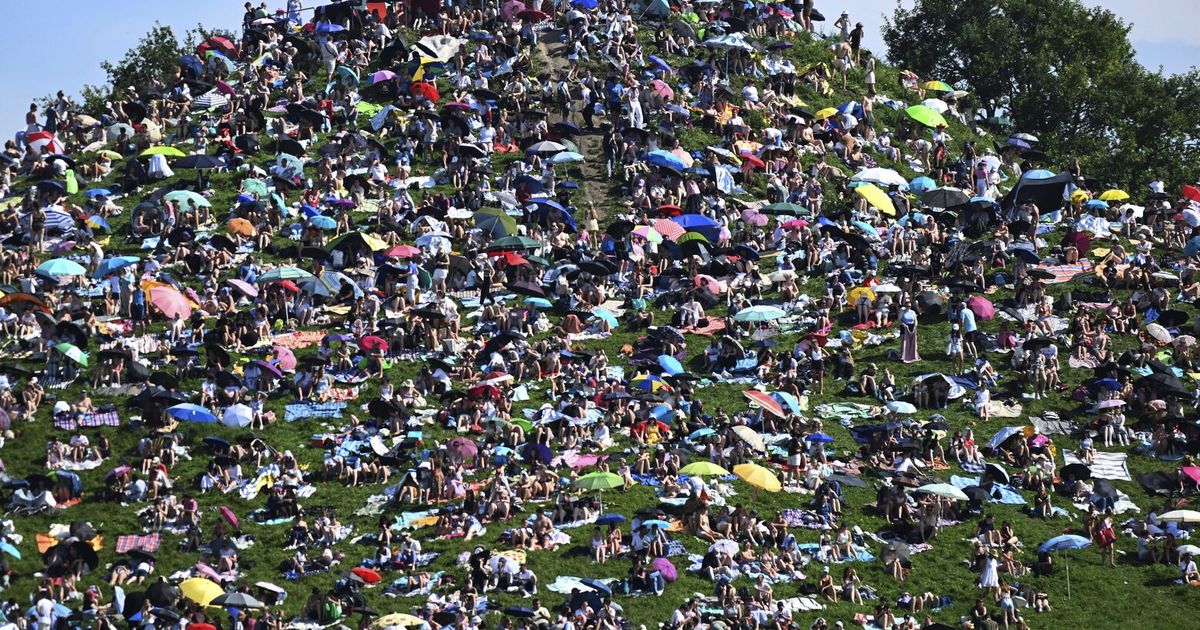 Los fans se agolpan en la colina de Múnich para reclamar un lugar elevado para ver gratis el concierto de Taylor Swift