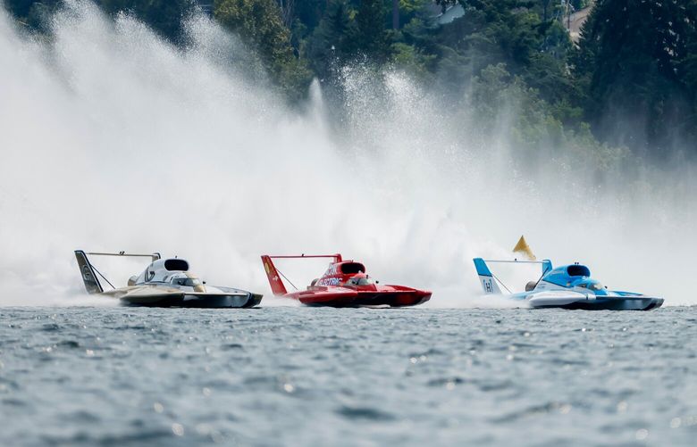 Andrew Tate in the Goodman Real Estate boat, J. Michael Kelly in Beacon Electric and Dylan Runne in Home
Street Bank come out of the first turn together in the Gold Cup Final.  224572