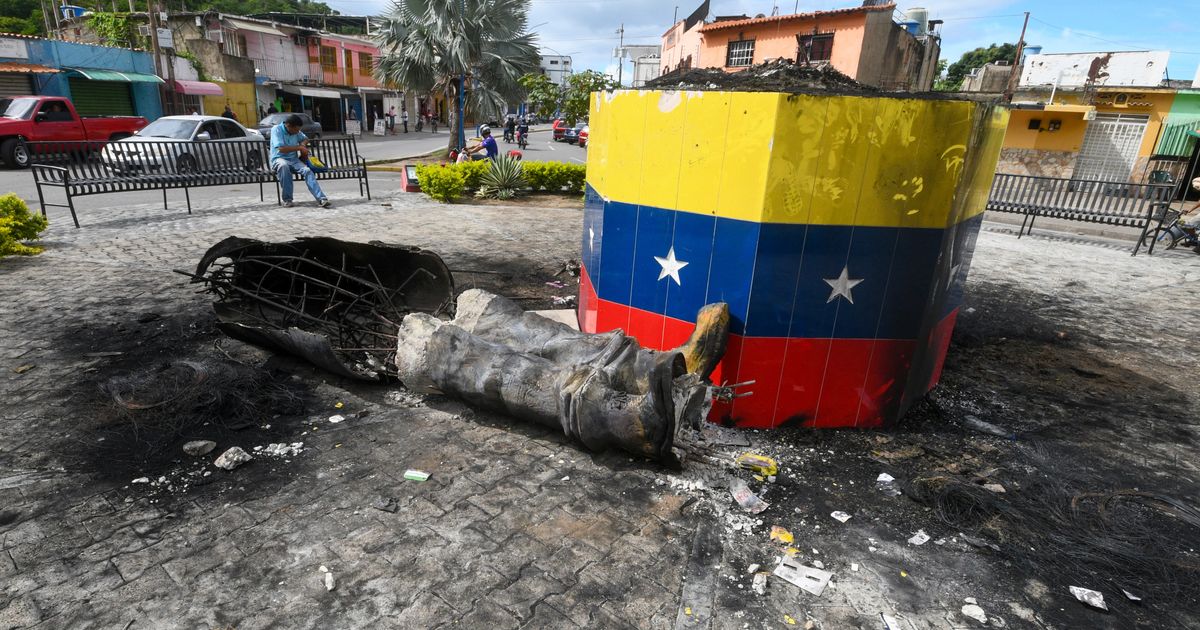 Estatuas de Hugo Chávez atacadas en Venezuela durante disturbios postelectorales