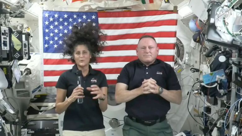 На этом изображении из видео, предоставленного НАСА, астронавты Суни Уильямс (слева) и Бутч Уилмор дают пресс-конференцию на борту Международной космической станции в среду, 10 июля 2024 года. (NASA через AP)