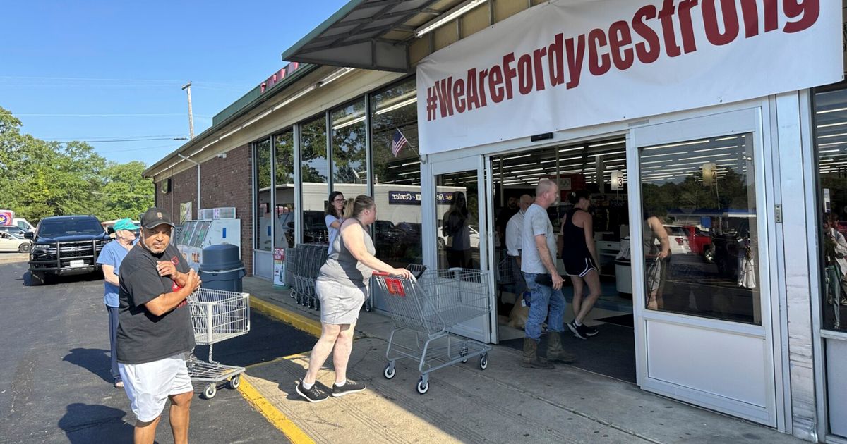 Arkansas grocery store reopens in wake of mass shooting that left 4