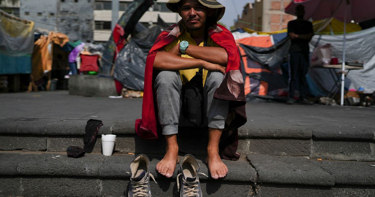 Los migrantes venezolanos en México se preocupan por sus seres queridos mientras la inestabilidad política sacude su país de origen