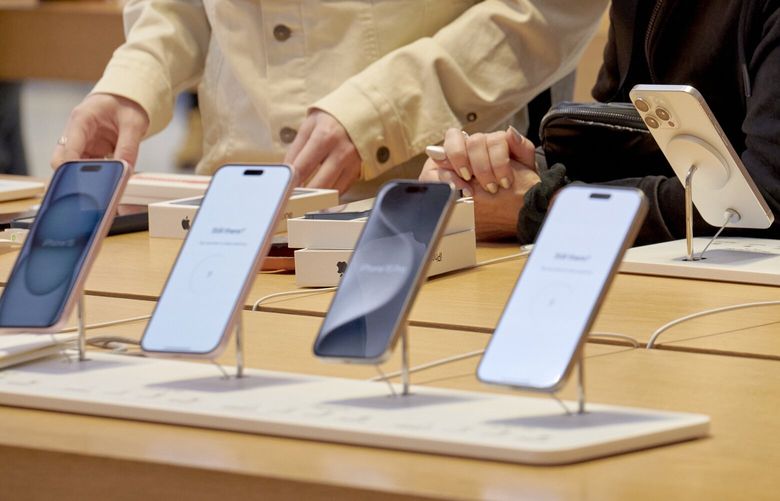 The Apple iPhone 15 smartphones on sale at the company’s Fifth Avenue store in New York, US, on Friday, Sept. 22, 2023. Apple Inc.’s latest iPhones and watches went on sale Friday, a test of whether a new smartphone design and modest smartwatch changes can help return the company to growth. Photographer: Gabby Jones/Bloomberg