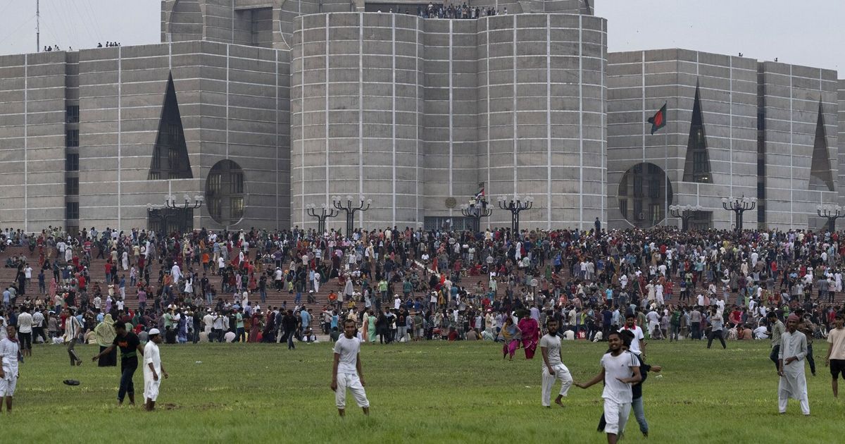 La primera ministra de Bangladesh, Sheikh Hasina, dimite tras la intensificación de los disturbios que llevan a los manifestantes a asaltar su residencia oficial