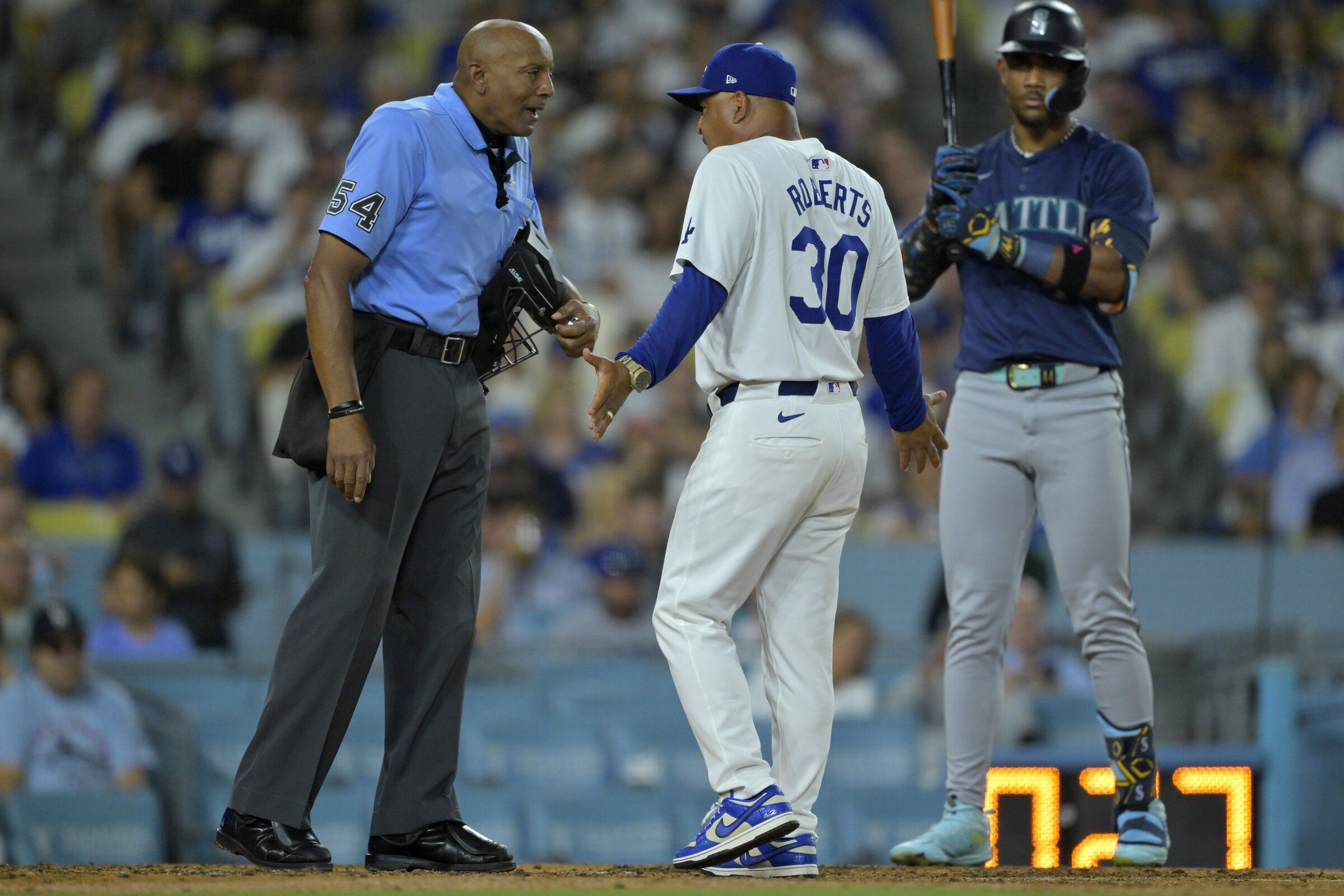 Jason Heywards Heroics Lift Dodgers Over Mariners in Late Drama