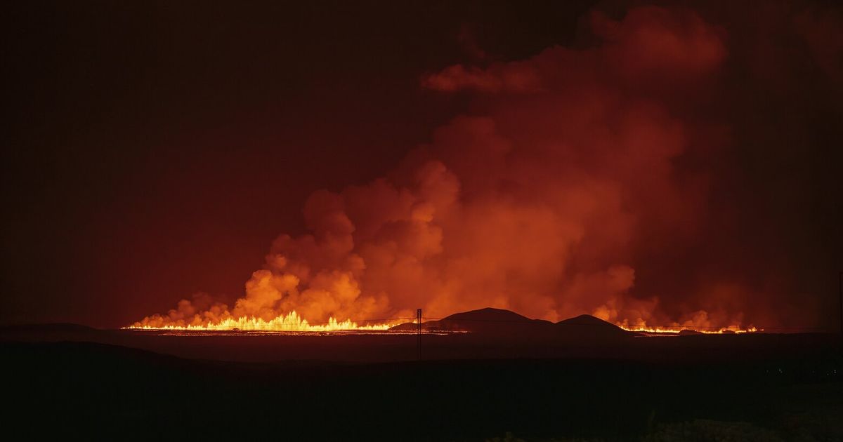 Un volcán entra en erupción cerca de un pueblo pesquero en Islandia