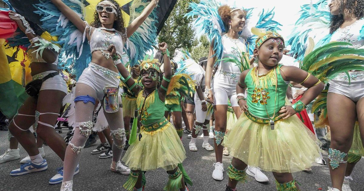 La policía dice que tres personas fueron apuñaladas durante el Carnaval de Notting Hill en Londres