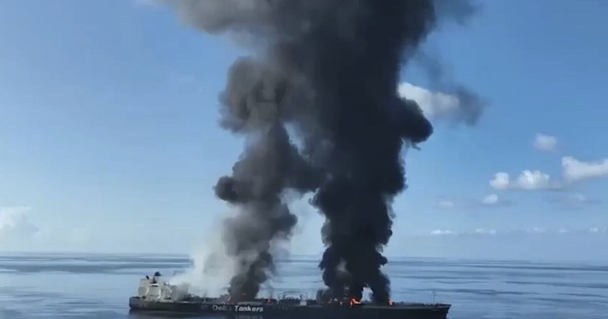 Un video de los hutíes muestra que los rebeldes yemeníes colocaron bombas en un petrolero que ahora amenaza con un derrame de petróleo en el Mar Rojo